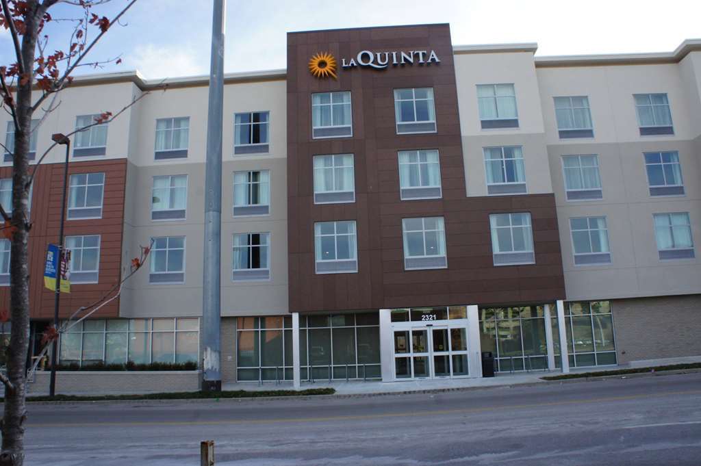 La Quinta Inn & Suites By Wyndham Kansas City Beacon Hill Eksteriør bilde