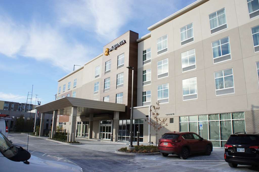 La Quinta Inn & Suites By Wyndham Kansas City Beacon Hill Eksteriør bilde